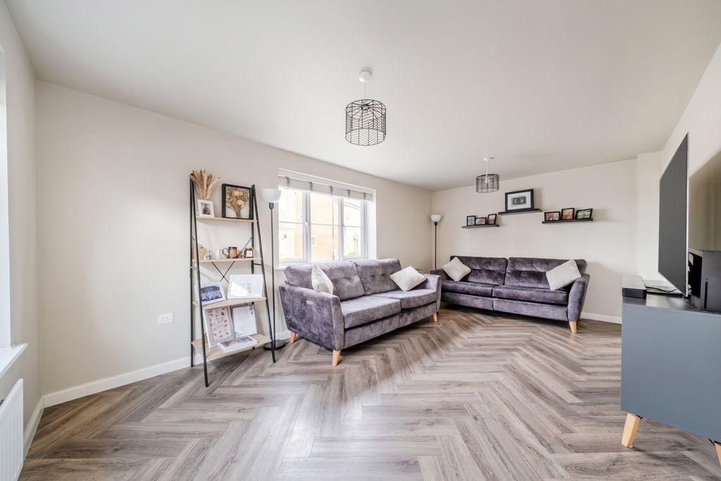 Property photo 2 of 23 1439920-13-69d8d92640423