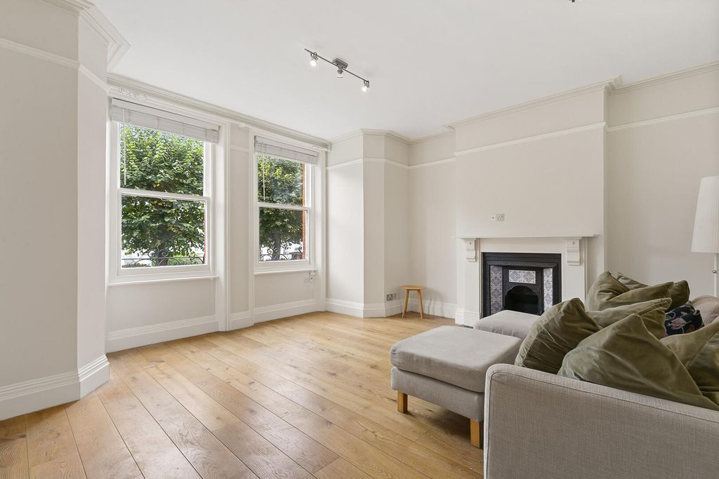 Property photo 1 of 10 Living Room