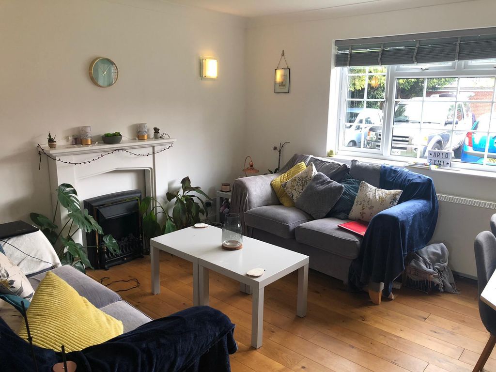 Property photo 3 of 6 Living Room