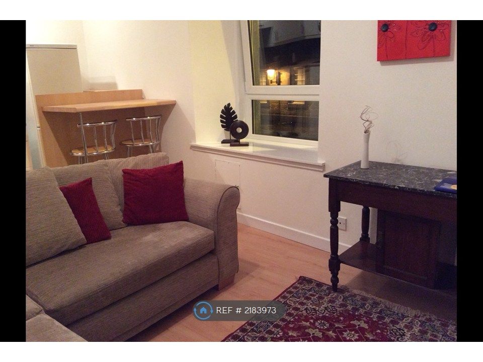 Property photo 2 of 7 Modern Living Room