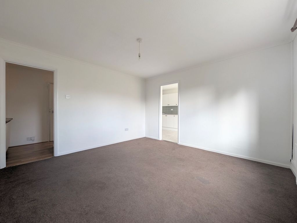 Property photo 3 of 12 Lounge
