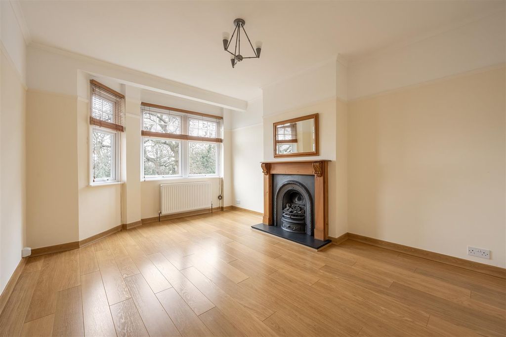 Property photo 2 of 20 Morgan Avenue, E17