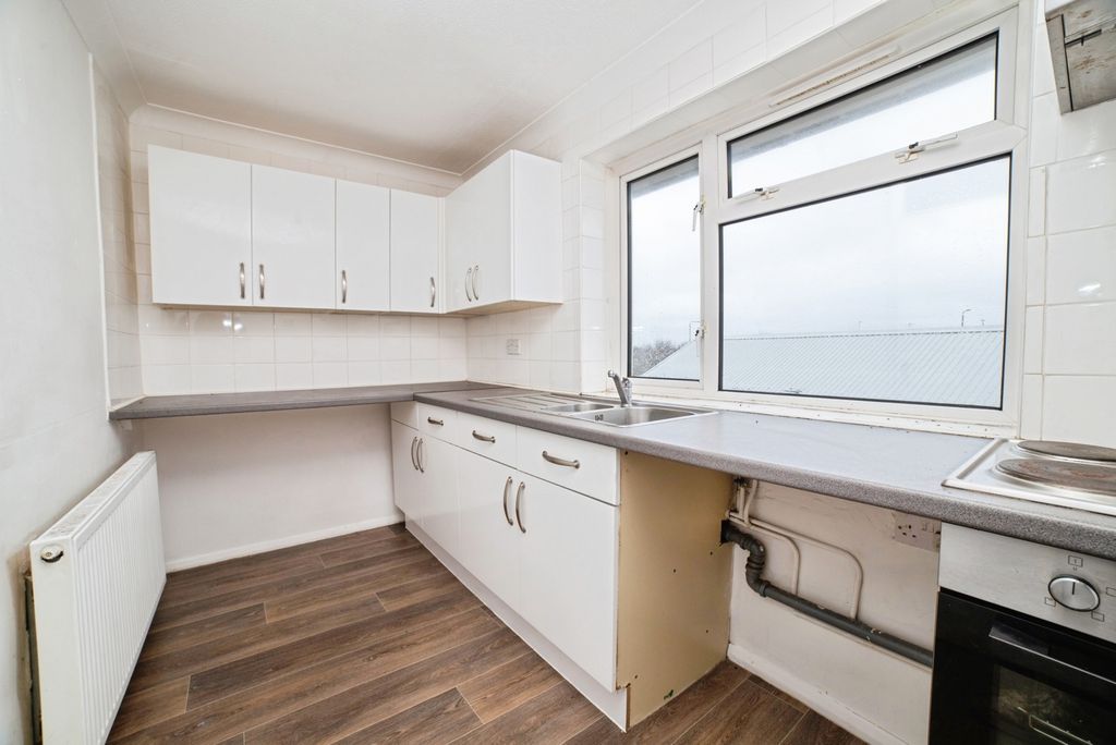 Property photo 3 of 19 Kitchen