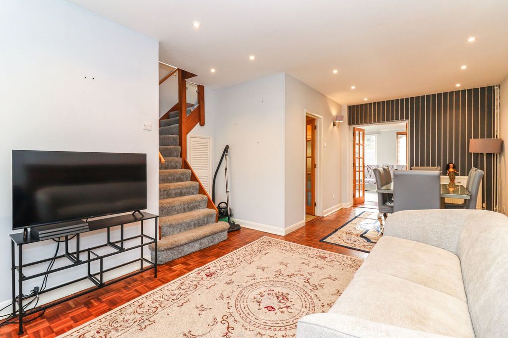 Property photo 2 of 25