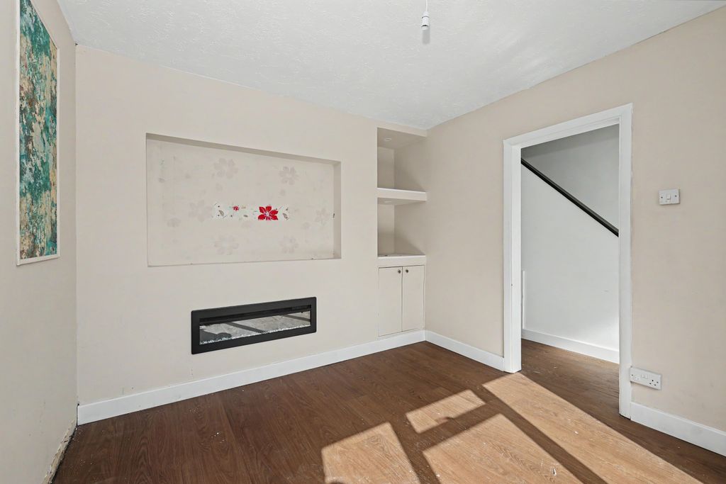 Property photo 3 of 14 48 Swanstree Avenue, Sittingbourne, Kent, Me10 4Nl