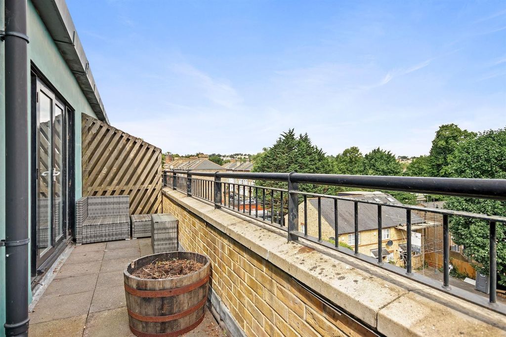 Property photo 3 of 11 1d953397-506d-4Dbd-8d7B-1Fcfd3F4F53Campropworld -
