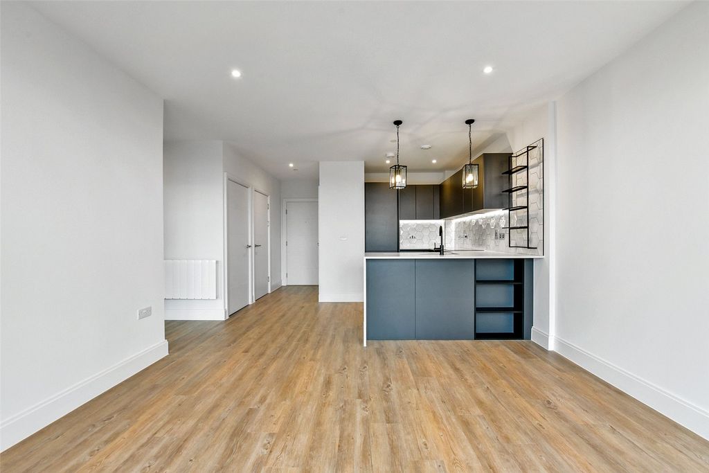 Property photo 2 of 18 Kitchen / Reception