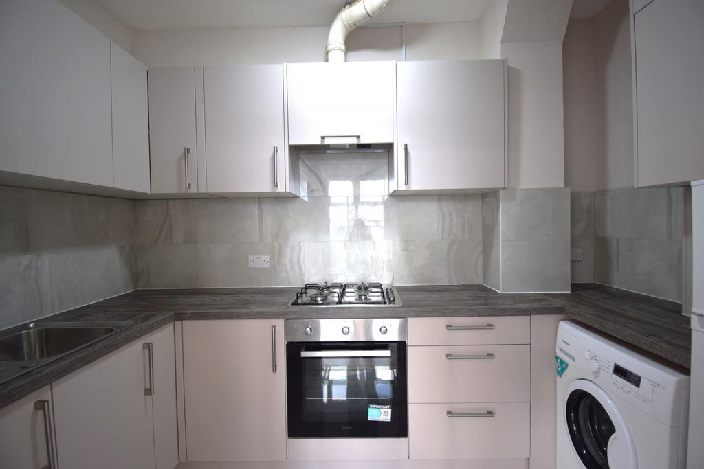 Property photo 1 of 6 One Bedroom Second Floor Flat Ideal For Working Couples- 1450 Pcm