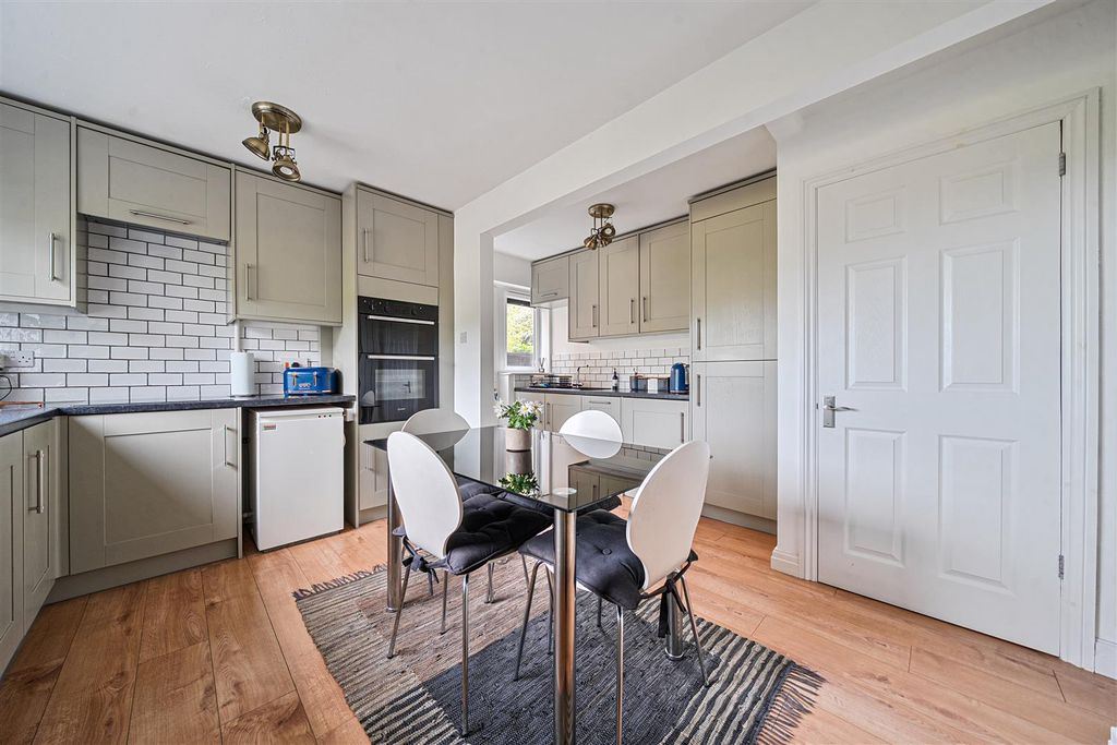 Property photo 3 of 13 1487081-14-6A4Bc8E407844-Arw-1.Jpg