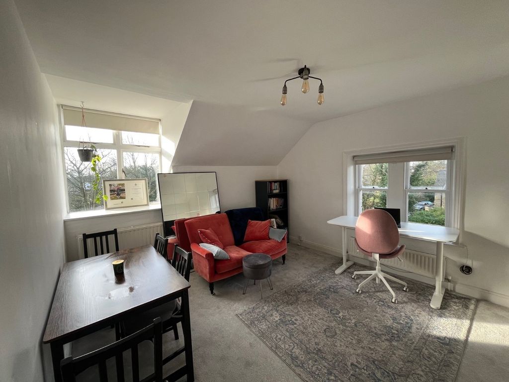 Property photo 3 of 11 Lounge