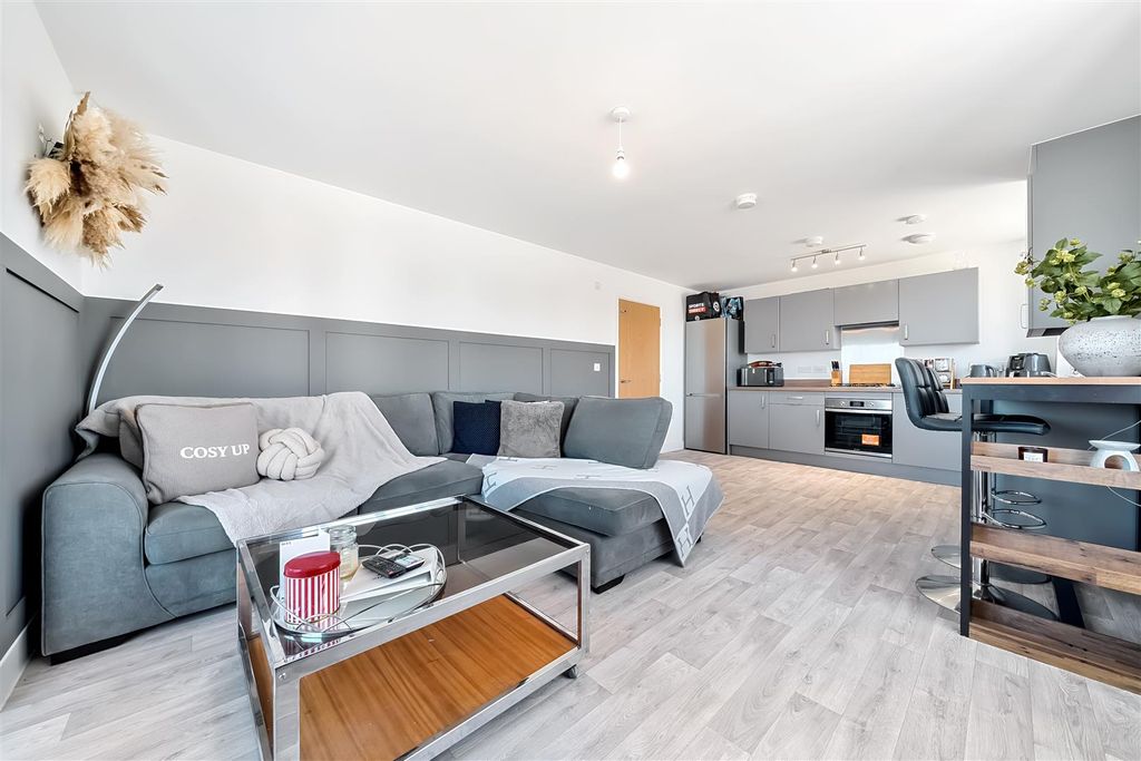 Property photo 3 of 20 Pictor Drive 2 Bedroom Flat For Sale By Guildcrest