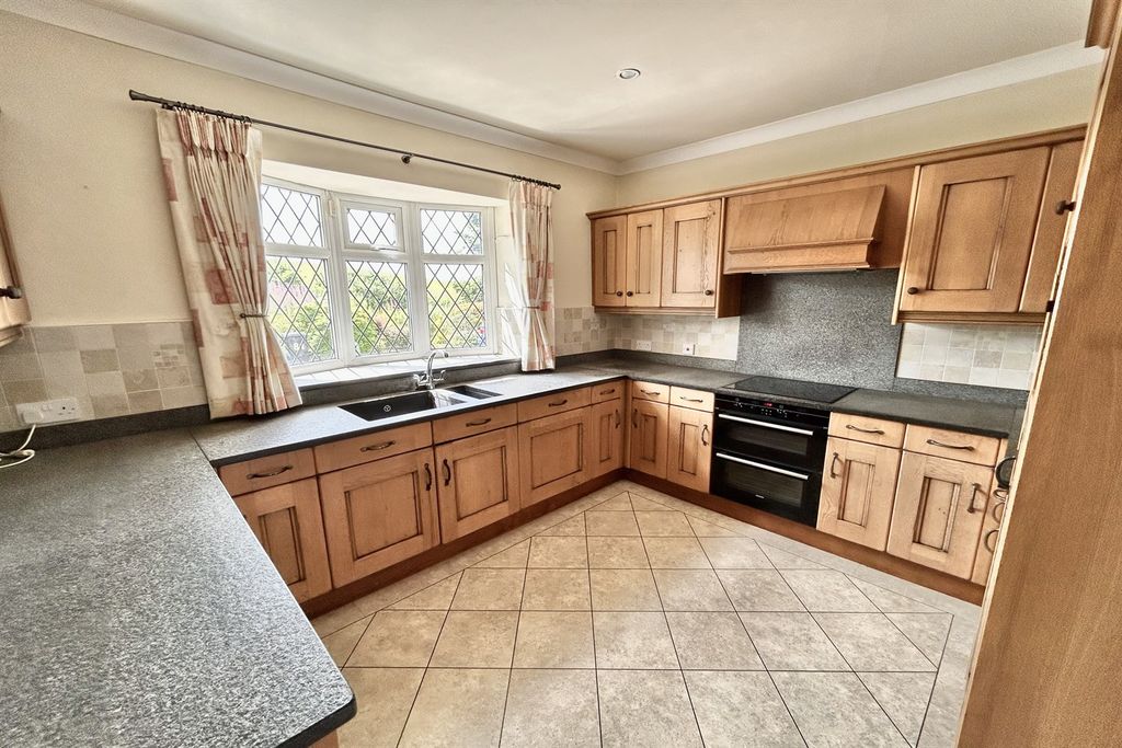 Property photo 3 of 17 Kitchen