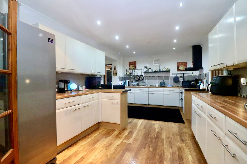 Property photo 3 of 27