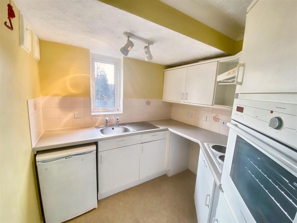 Property photo 2 of 11 Kitchen