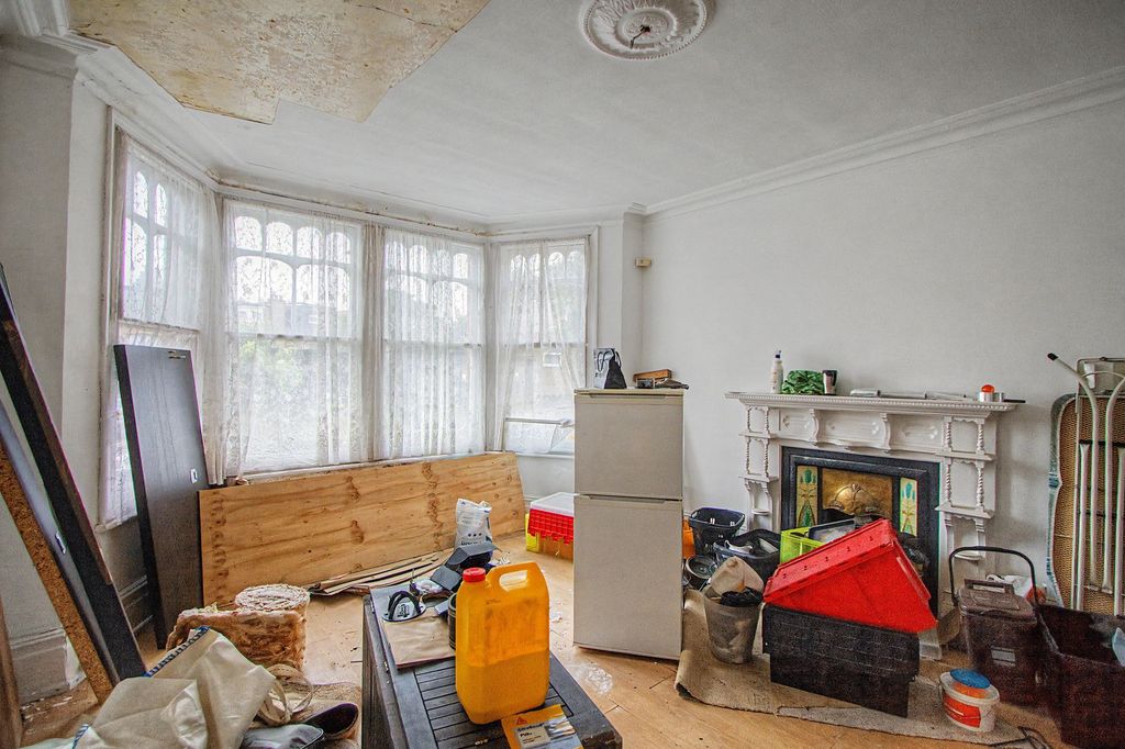 Property photo 2 of 16 17 Netherfield Road, London N12 8Dp