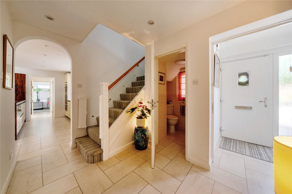 Property photo 2 of 19 Entrance Hall