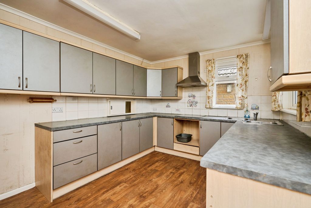 Property photo 3 of 11 Kitchen