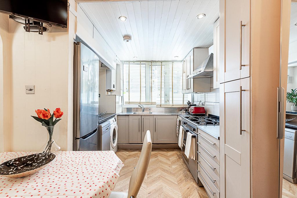Property photo 1 of 19 Dane - 315 Danebury Avenue, Sw15 4DL-4.Jpg