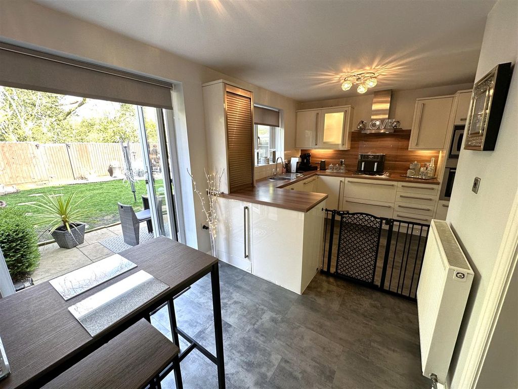 Property photo 2 of 21 Modern Kitchen/Diner 453