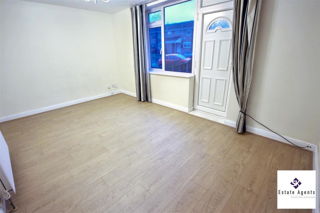 Property photo 3 of 18 Lounge