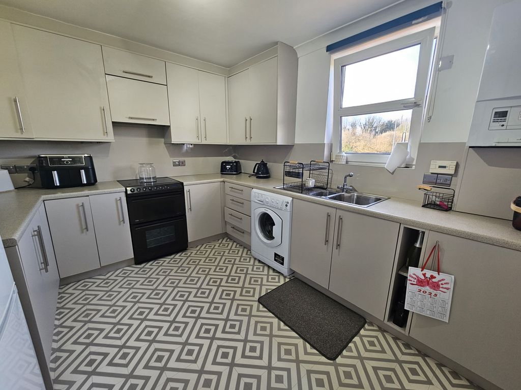 Property photo 2 of 8 Kitchen
