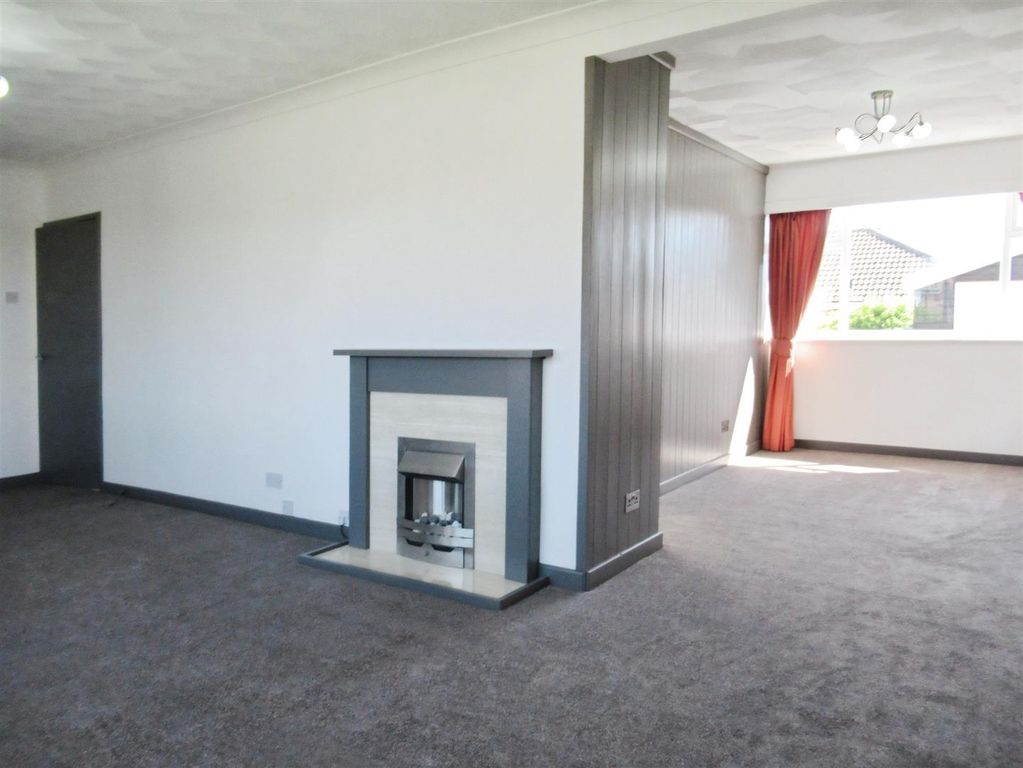 Property photo 3 of 13 Lounge / Dining