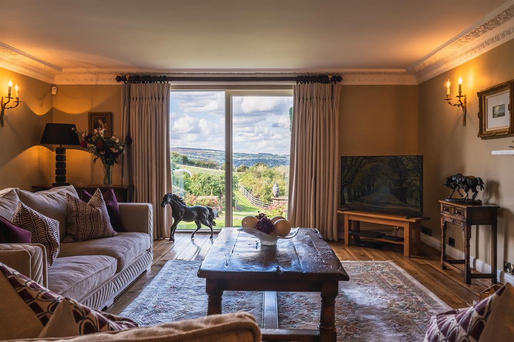 Property photo 3 of 79 Lounge