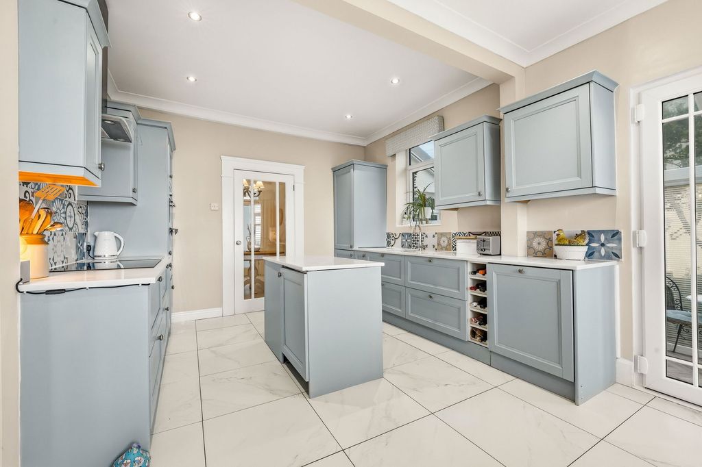 Property photo 3 of 32