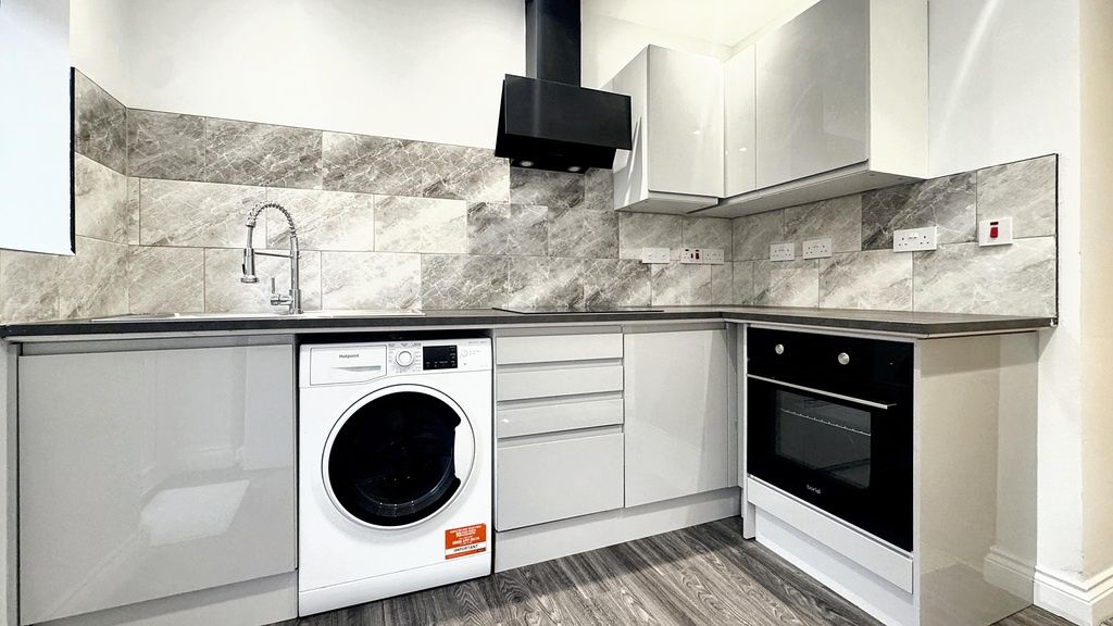 Property photo 2 of 12 Bright Modern Kitchen With Integrated Appliances, ...