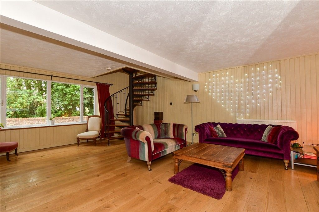 Property photo 3 of 17 Lounge