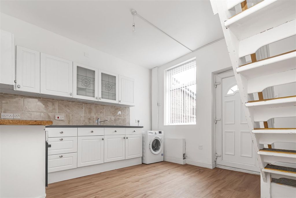 Property photo 2 of 11 Kitchen