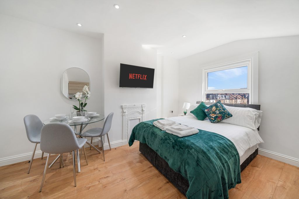 Property photo 1 of 11 Mitcham Road Sw17