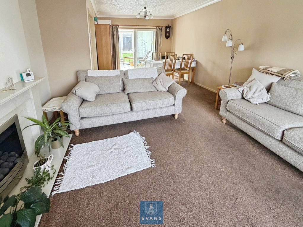 Property photo 2 of 15 Lounge