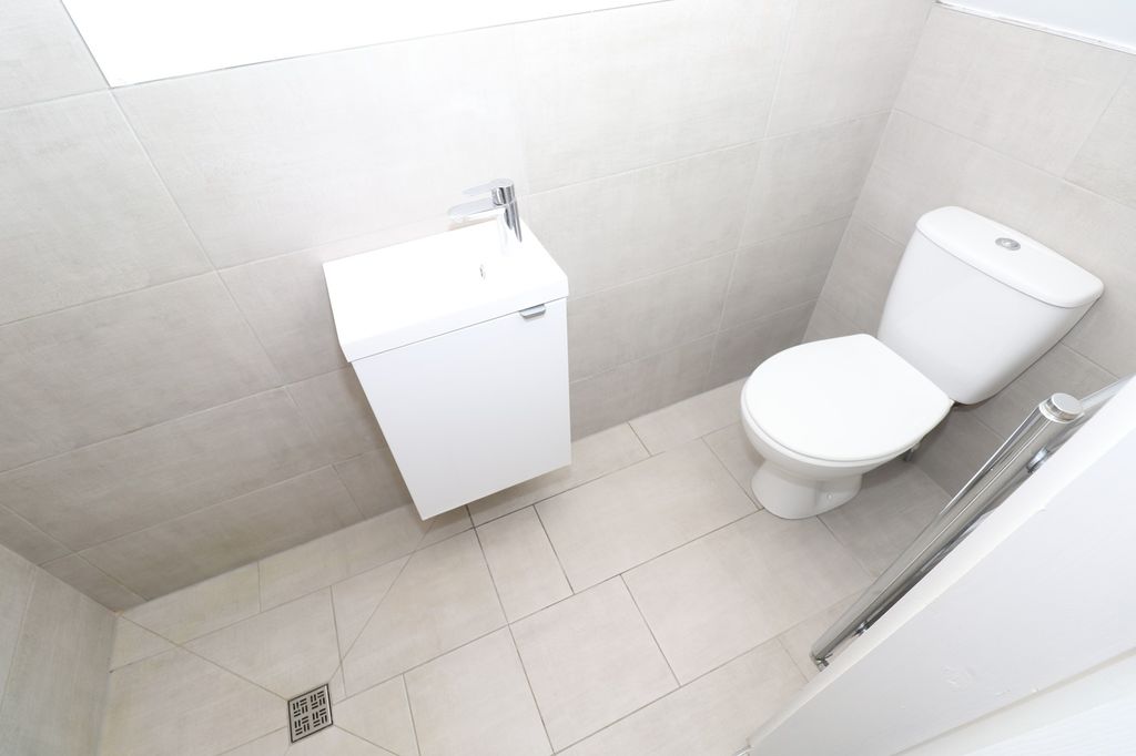 Property photo 2 of 8 Room 2 Ensuite