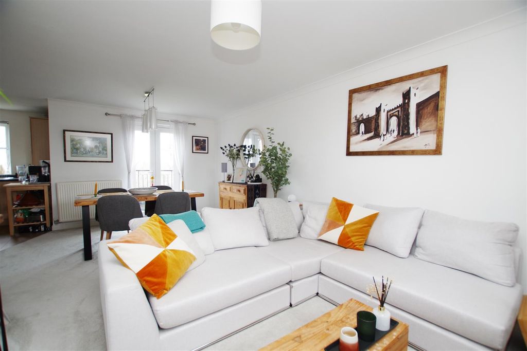 Property photo 3 of 13 Lounge/Diner