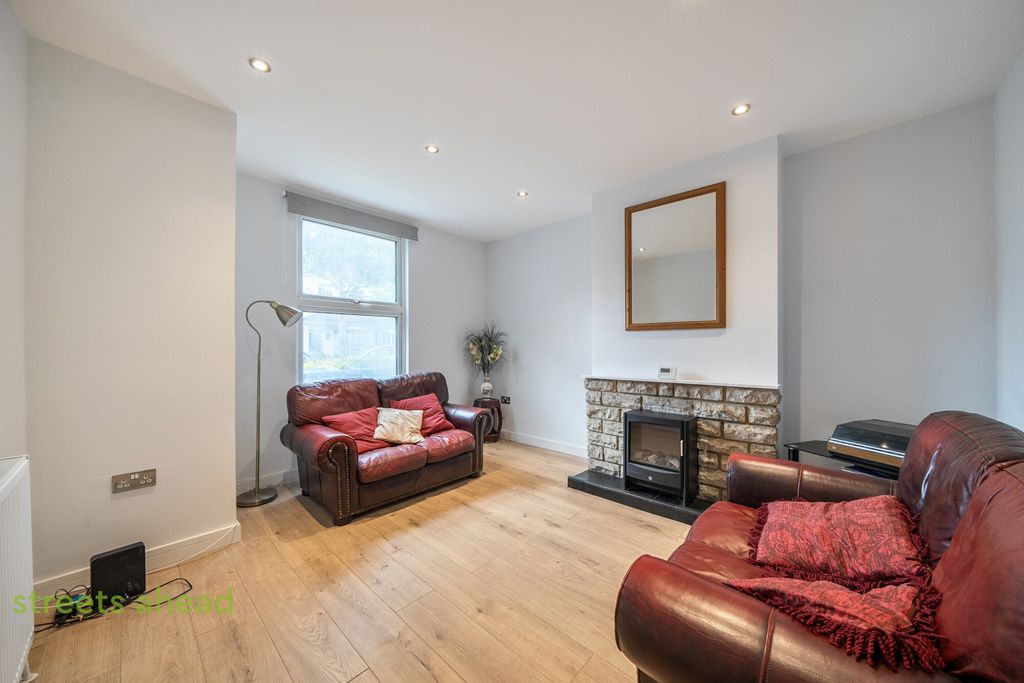 Property photo 2 of 17 E7313581-8c16-42d...