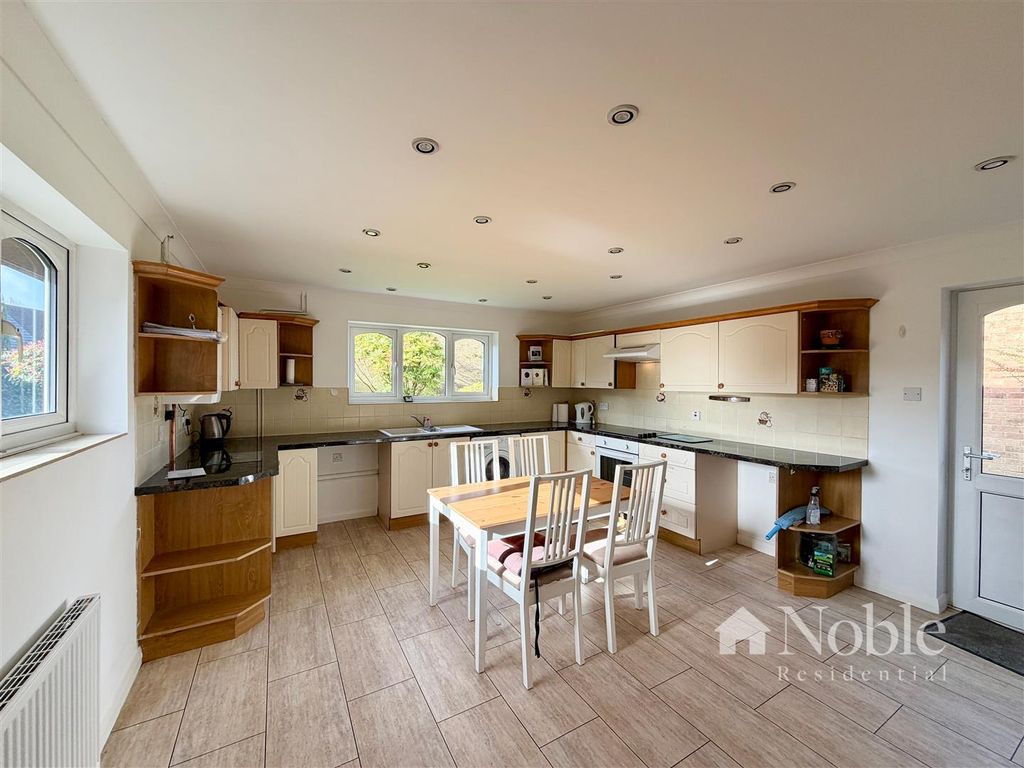 Property photo 3 of 16 Kitchen/Breakfast Room