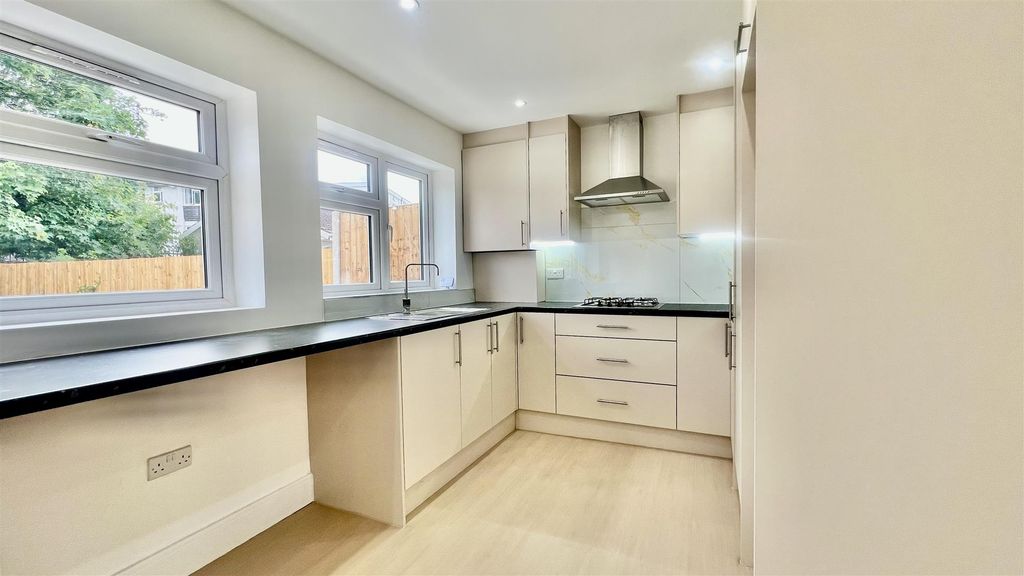 Property photo 2 of 10 Kitchen