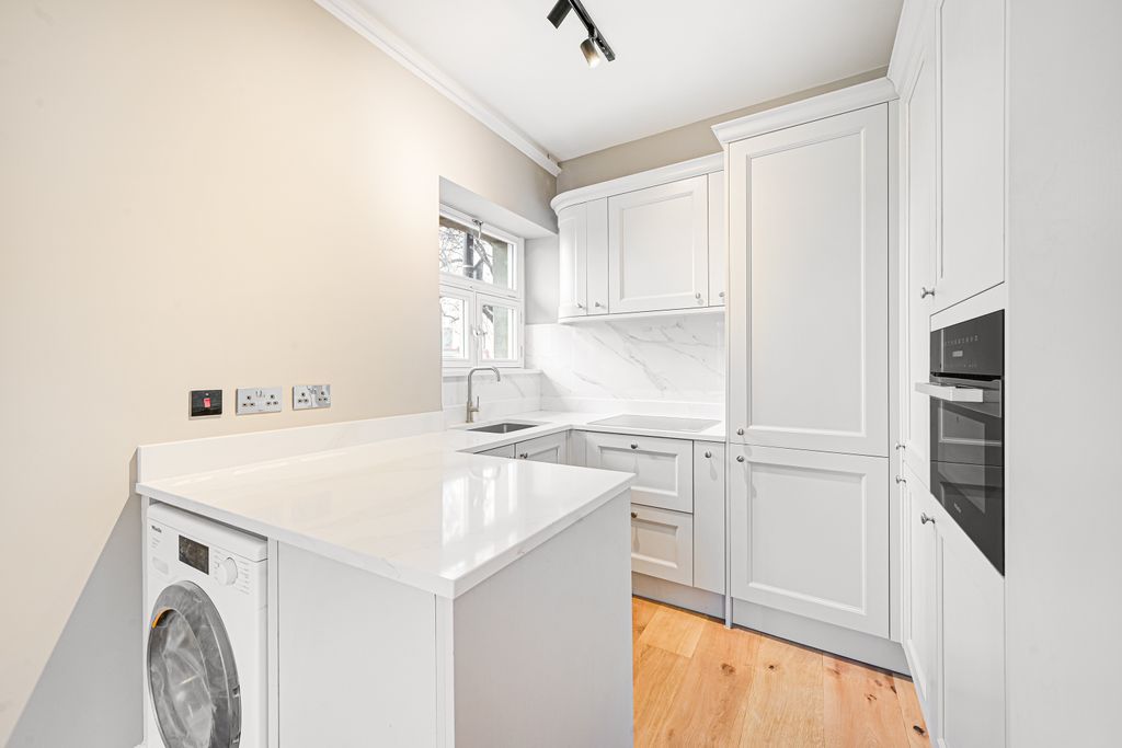 Property photo 3 of 11 Cheyne Walk (6)