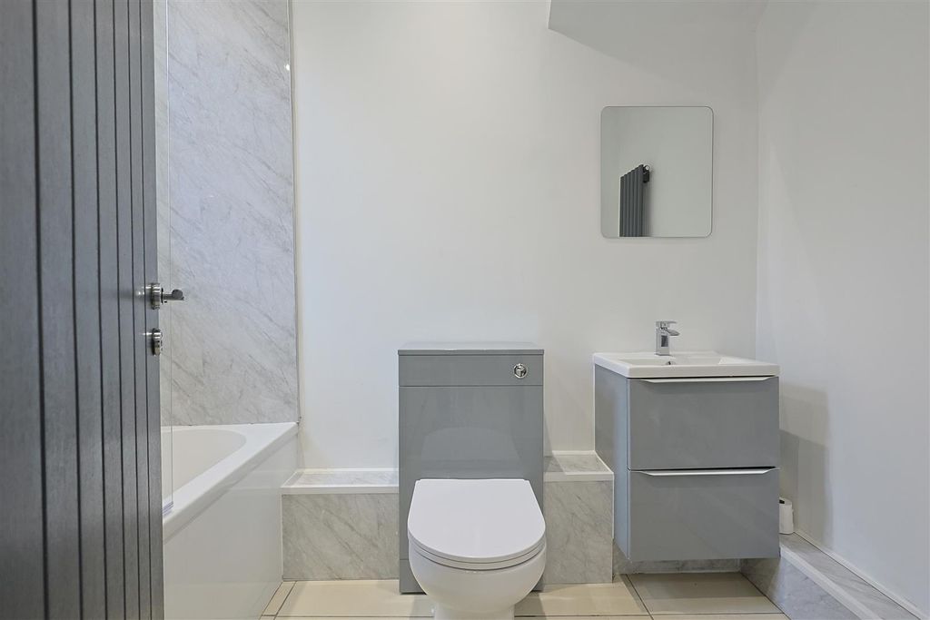 Property photo 3 of 18 Ebd568F1-F8F8-47B8-9742-D4C85D298066_1_201_A.Jpeg