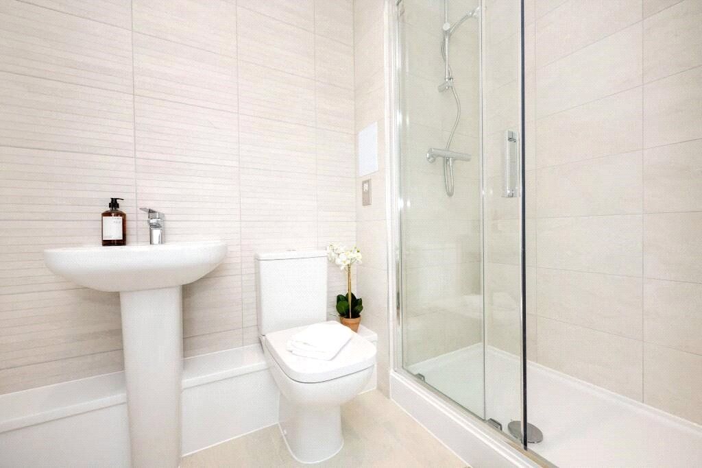 Property photo 3 of 18 Bathroom