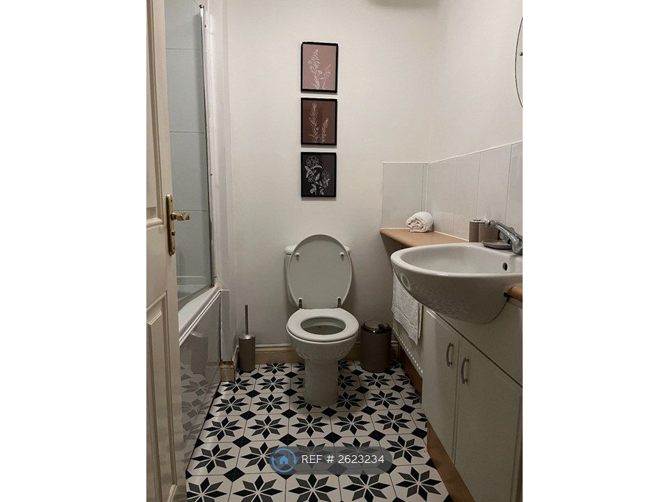 Property photo 3 of 14 Private Bathroom
