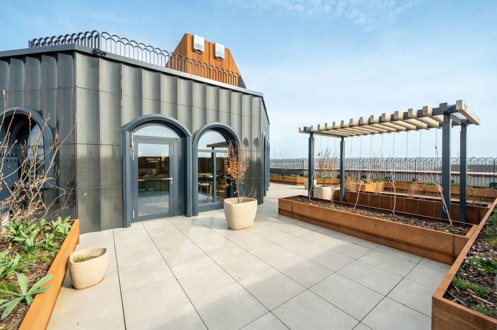 Property photo 2 of 39