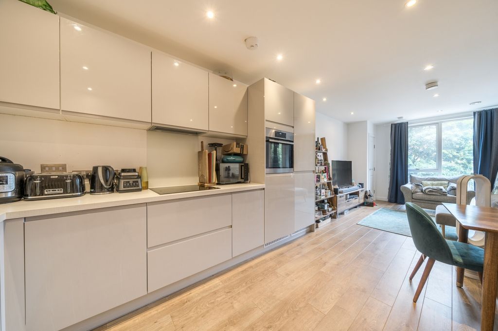 Property photo 2 of 14 1329577-2-6881074...