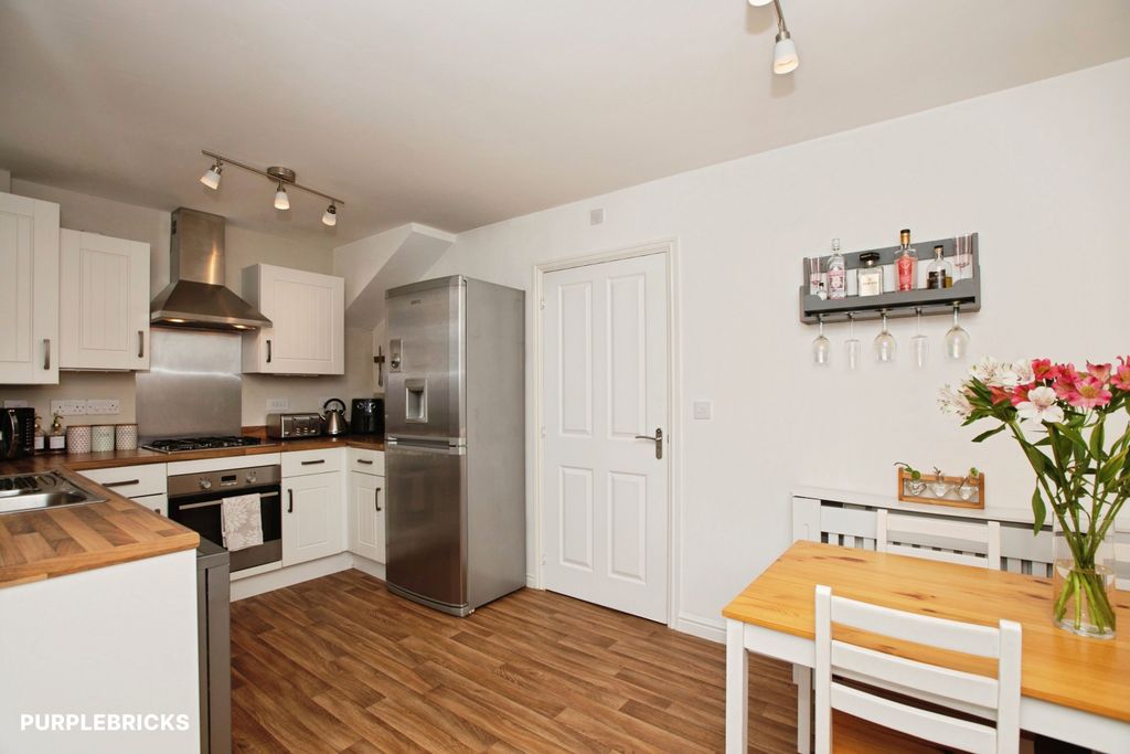 Property photo 2 of 17 Kitchen