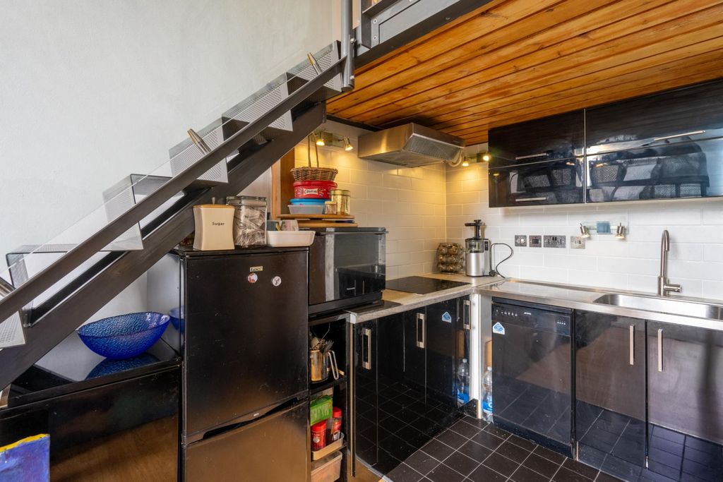 Property photo 2 of 30