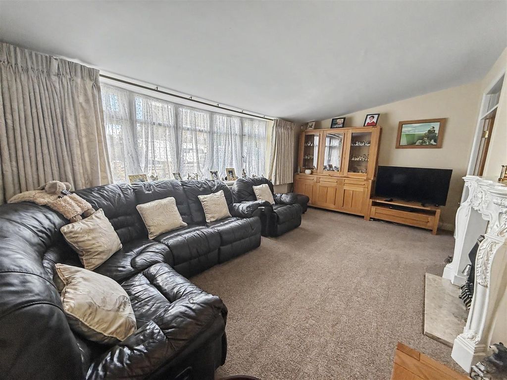 Property photo 2 of 17 Lounge