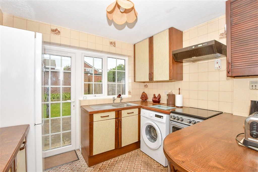 Property photo 3 of 11 Kitchen