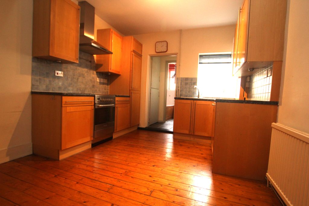 Property photo 3 of 7 Kitchen