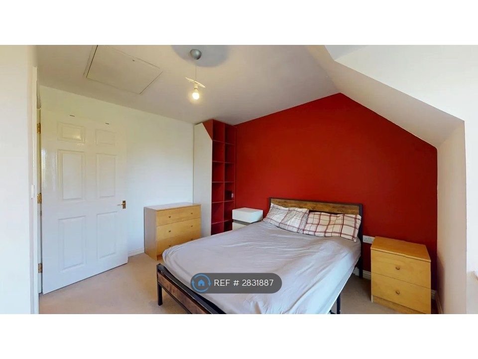 Property photo 2 of 17 Bedroom